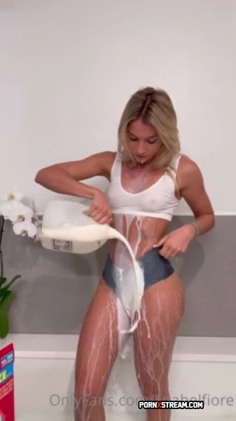 Lina Belfiore Nude Milk Bath OnlyFans Video Leaked
