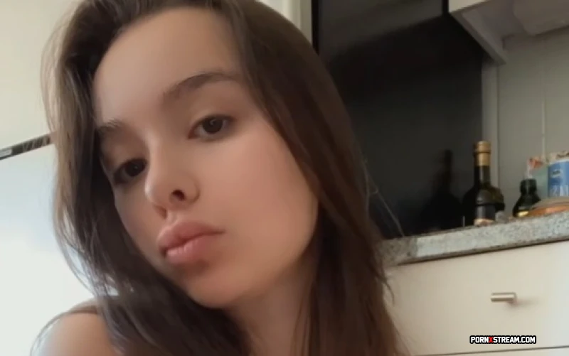 Sophie Mudd Eating Fruits in the Kitchen OnlyFans Video Leaked