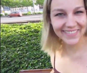 Girl outdoor piss (German)