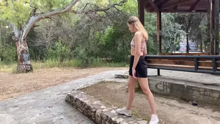Ivi Rein - Mein erstes Video - Spaziergang im Park mit ersten erotischen Einblicken