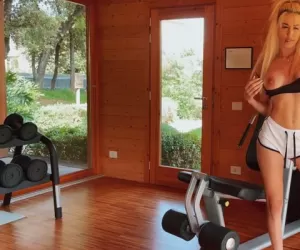 Julia Sugar - SEXY FITNESS BITCHES TREIBENS HEISS