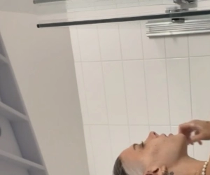 [OnlyFans] Smashedely - Nude Shower Leaked